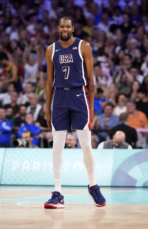 愿无大碍！恩比德膝盖与曼恩相撞，一瘸一拐返回更衣室（愿无恙！恩比德膝盖与曼恩碰撞后跛行离场回更衣室）