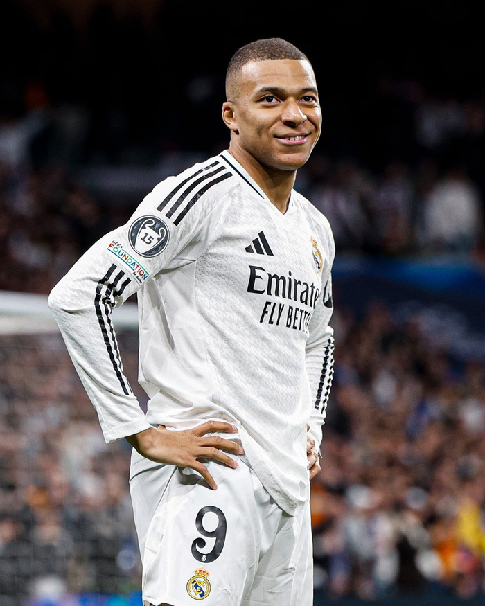 邮报：至少12家俱乐部想租梅努，但球员仍优先考虑那不勒斯（邮报：超12家球队欲租借梅努，他仍将那不勒斯列为首选）