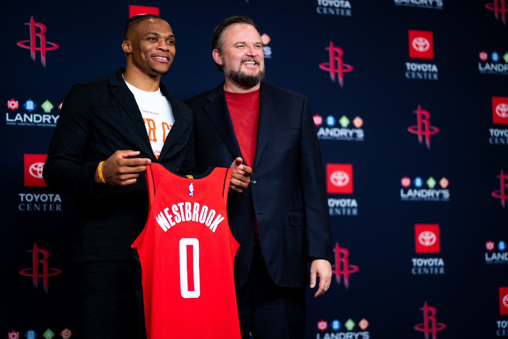 节目效果炸裂！会送斯潘塞啥圣诞礼物？库明加：更多上场时间（综艺效果拉满！圣诞给斯潘塞送啥？库明加：只想要更多上场时间）