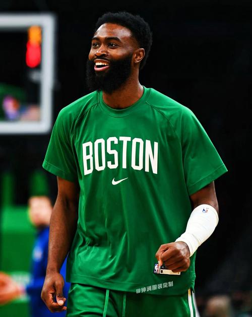 灰熊vs快船首发名单：哈登带伤出战，携手小卡PK莫兰特（灰熊战快船首发出炉：哈登带伤上阵携手小卡对飙莫兰特）