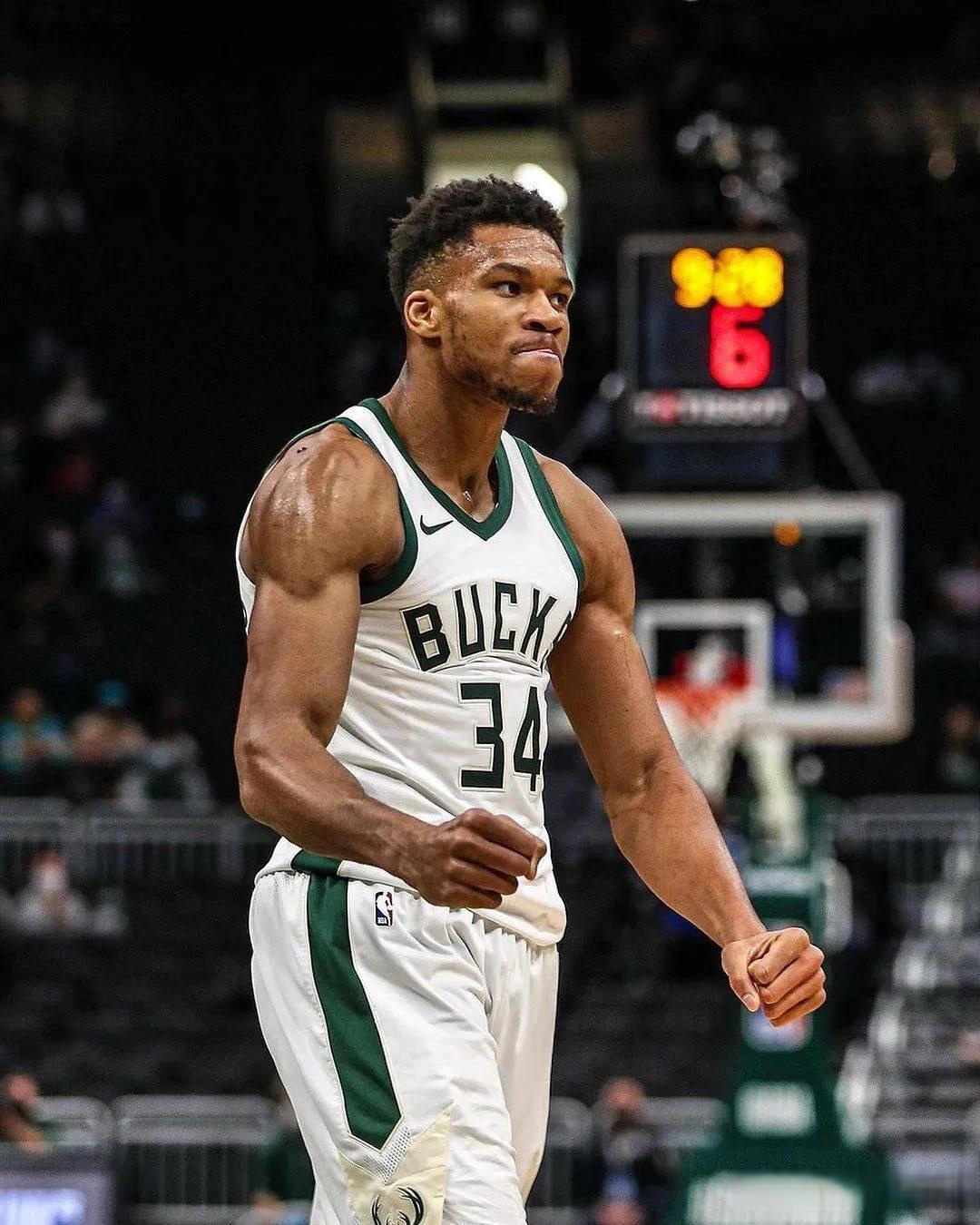 水晶宫与斯特拉斯堡赛前，维埃拉现身法国酒吧和球迷一起观战（水晶宫vs斯特拉斯堡开战前，维埃拉现身法国酒吧与球迷同看比赛）