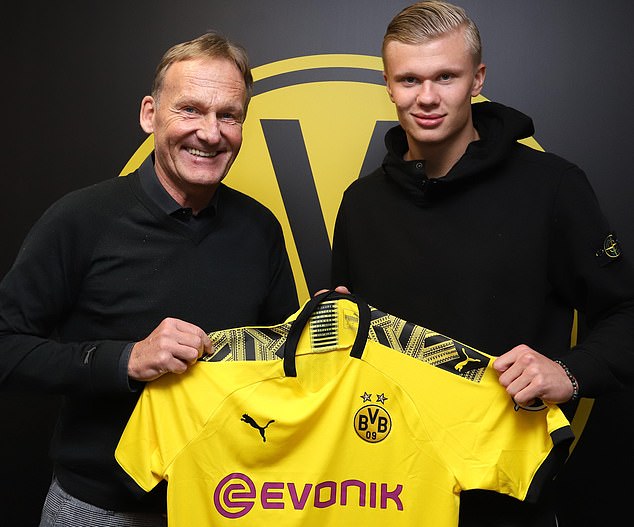 每体：巴萨目前对莱万的原则是，要么大幅降薪要么自由身离开（每体：巴萨给莱万两条路——要么大幅降薪，要么自由离队）