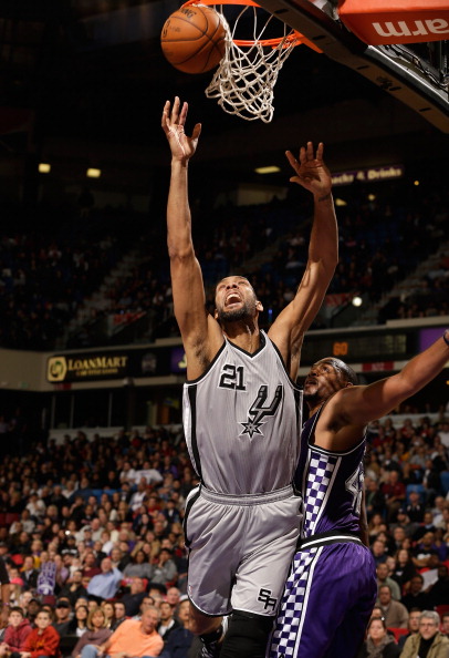 美网友：里夫斯没防守／高端局不行&用他换字母 湖人没詹姆斯更好（美网友热议：里夫斯防守拉胯、高强度不顶用，主张用他换字母哥并称无詹湖人更好）