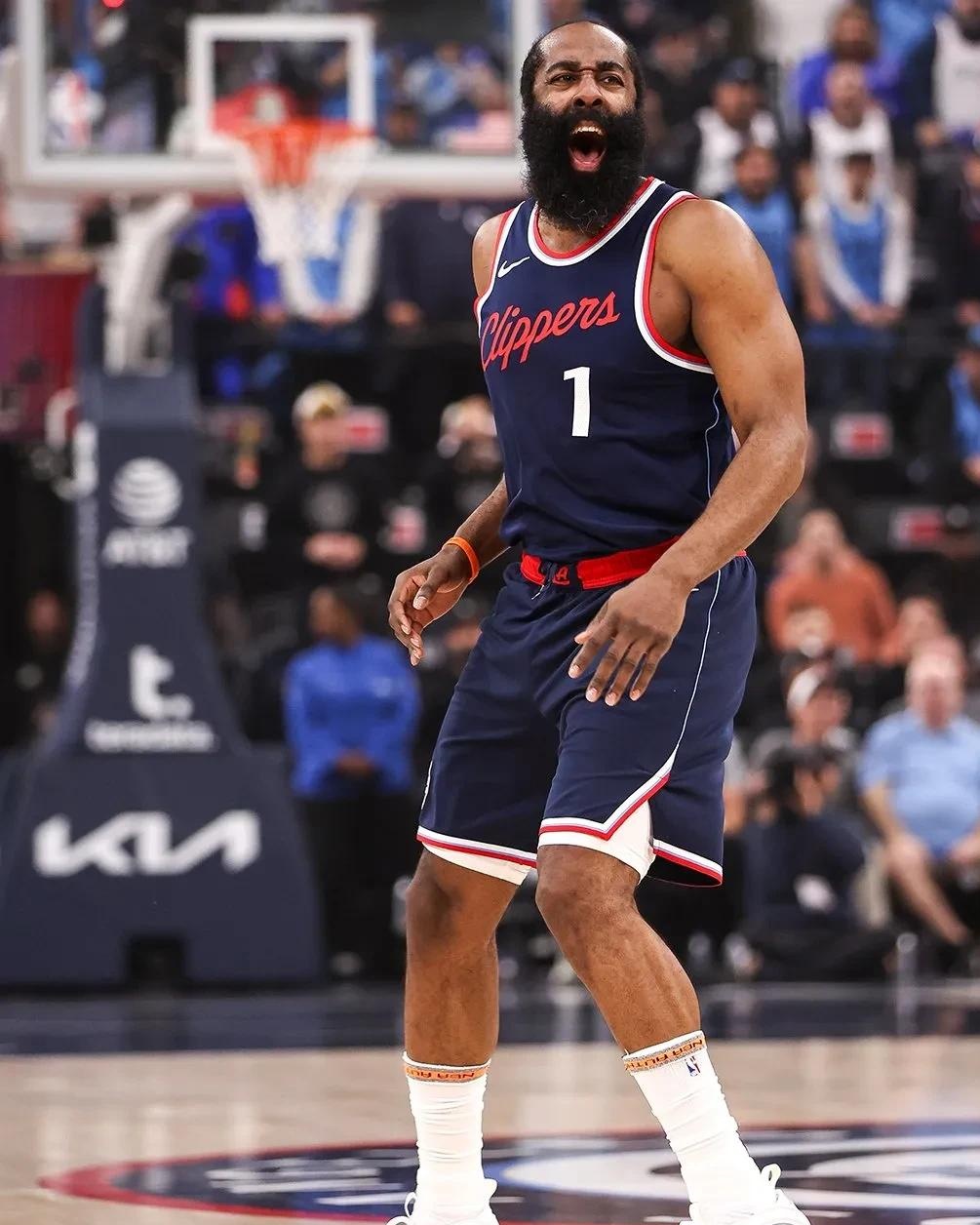 狼队防线改善主场迎战曼联，英超对决比分或1-1、2-2（狼队防守回暖主场对阵曼联，英超一战或以1-1或2-2告终）