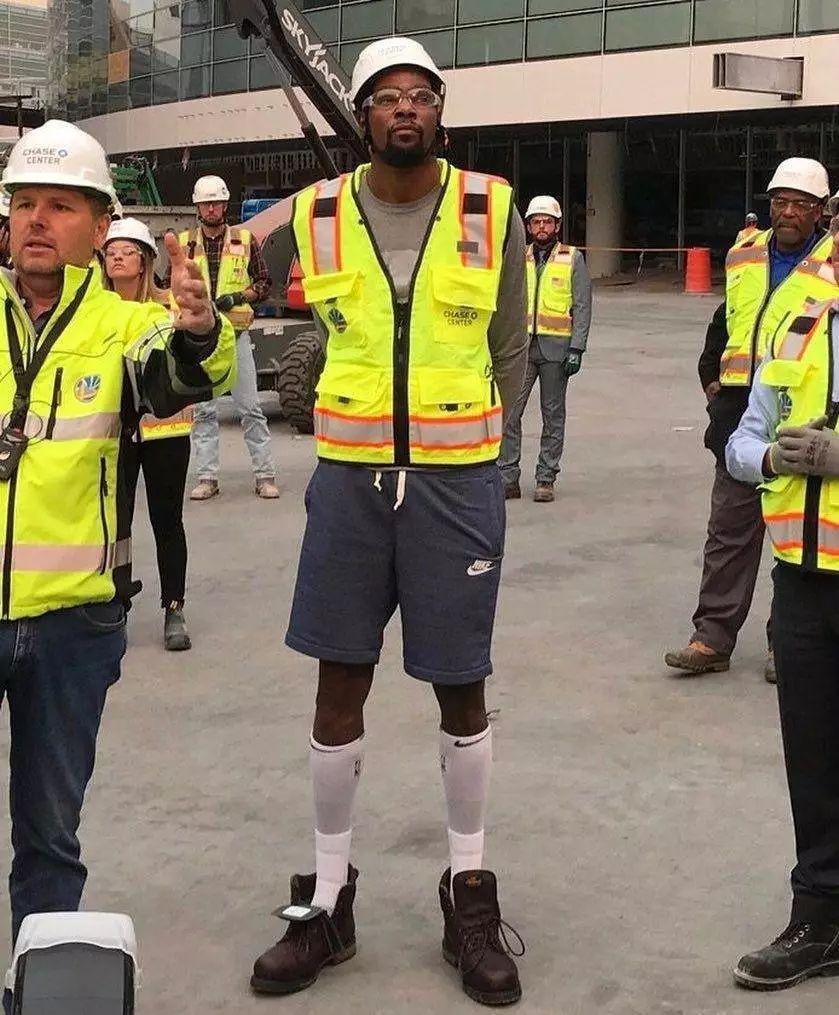 德转列英格兰球员身价TOP10：贝林厄姆1.6亿欧第1，埃泽上榜（德转公布英格兰球员身价前十榜：贝林厄姆以1.6亿欧居首，埃泽入选）