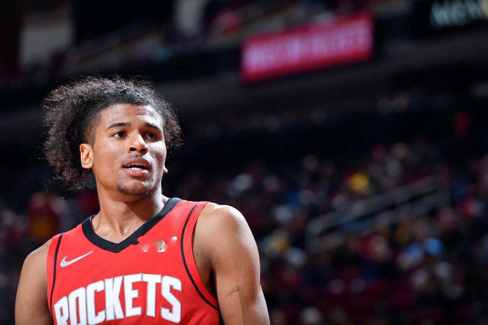 欧冠第4轮前瞻：双战术体系的博弈，两位神锋大战“群狼”（欧冠第4轮前瞻：两套战术正面碰撞，双神锋硬撼群狼）