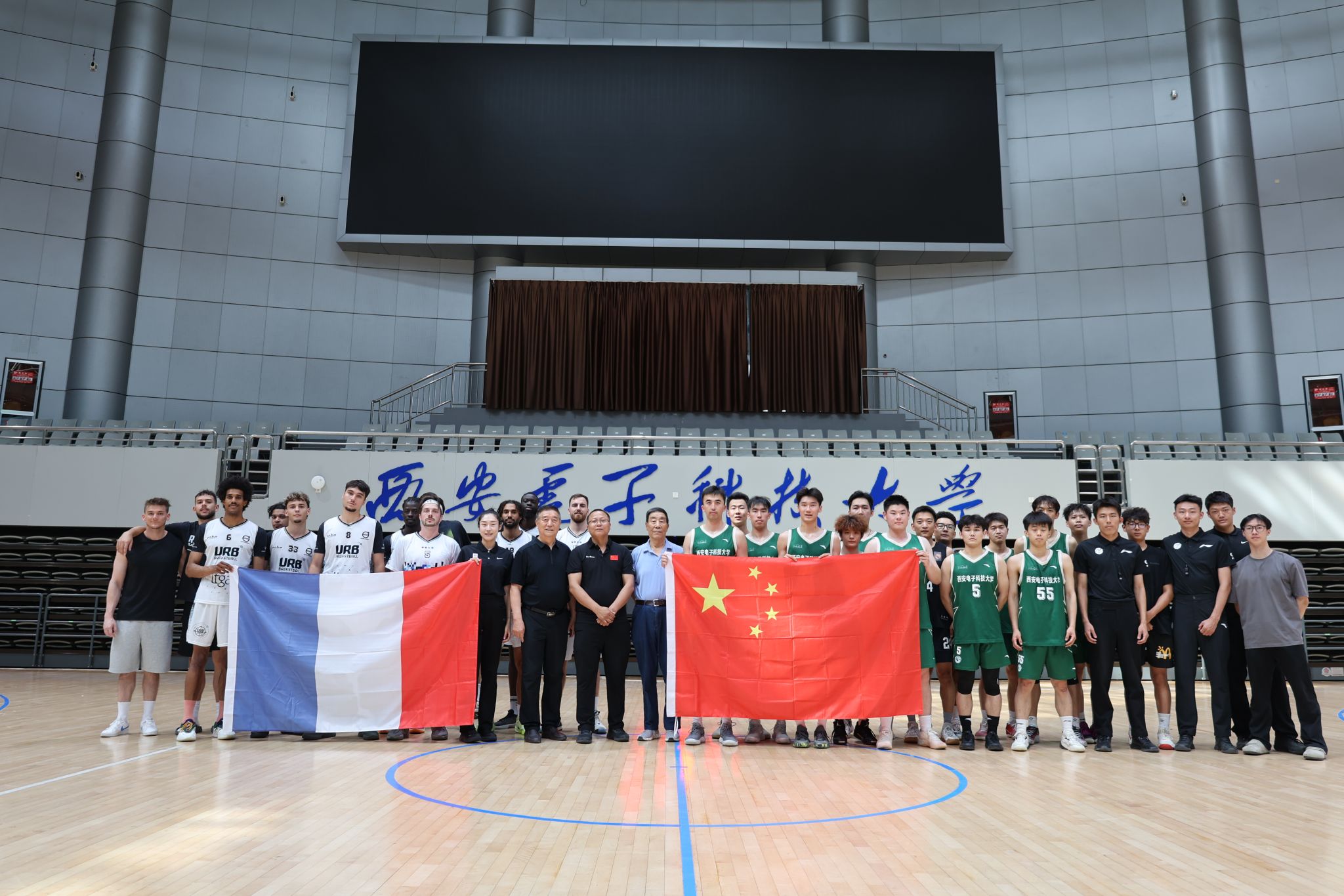 泰山纪念建队32周年，队史5次夺顶级联赛冠军，8次足协杯冠军（泰山队庆祝成立32周年：队史5夺顶级联赛桂冠、8捧足协杯）